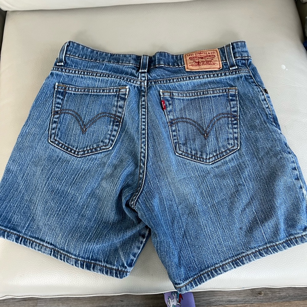 Levi’s mid thigh shorts- fit more like a 4-6 so so cute
